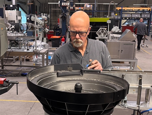 VANUIT HET NIETS NAAR COMPLEXE AUTOMATISCHE ASSEMBLAGEMACHINES