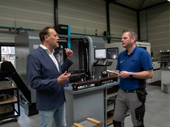 WE WERKEN HIER ALTIJD EEN BEETJE TEGEN DE STROOM IN