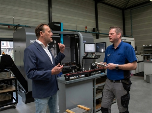 WE WERKEN HIER ALTIJD EEN BEETJE TEGEN DE STROOM IN