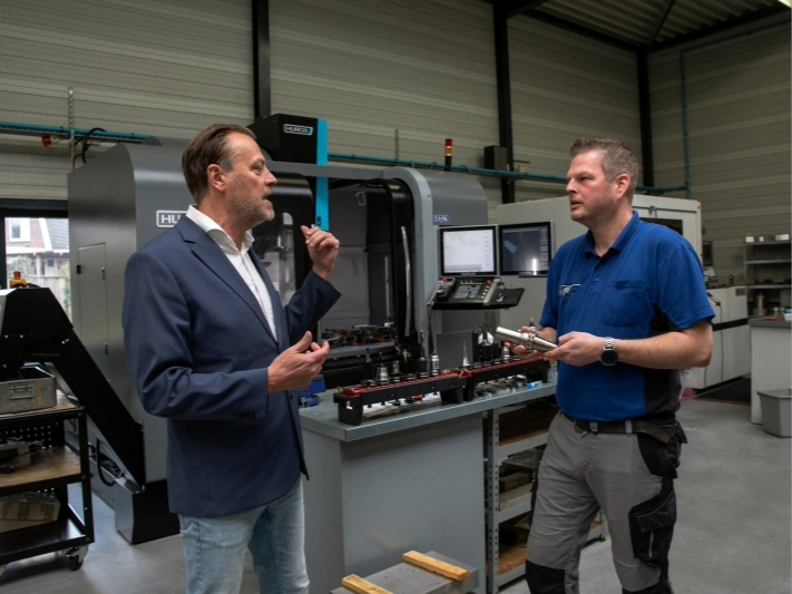 WE WERKEN HIER ALTIJD EEN BEETJE TEGEN DE STROOM IN
