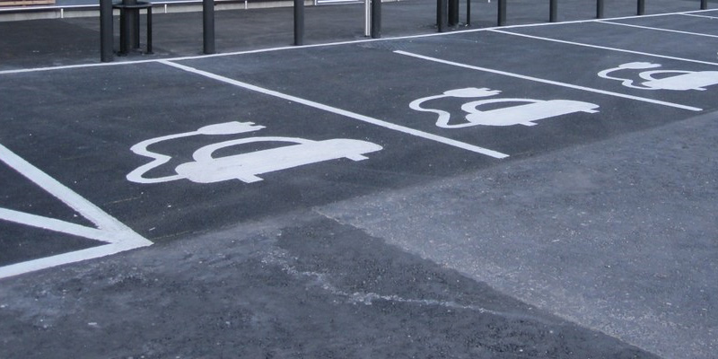 Niet-volledig elektrische auto 'van de zaak' wordt duurder