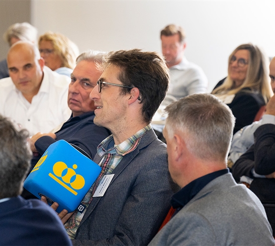 SNELLER BESLISSEN, DICHTER BIJ DE LEDEN